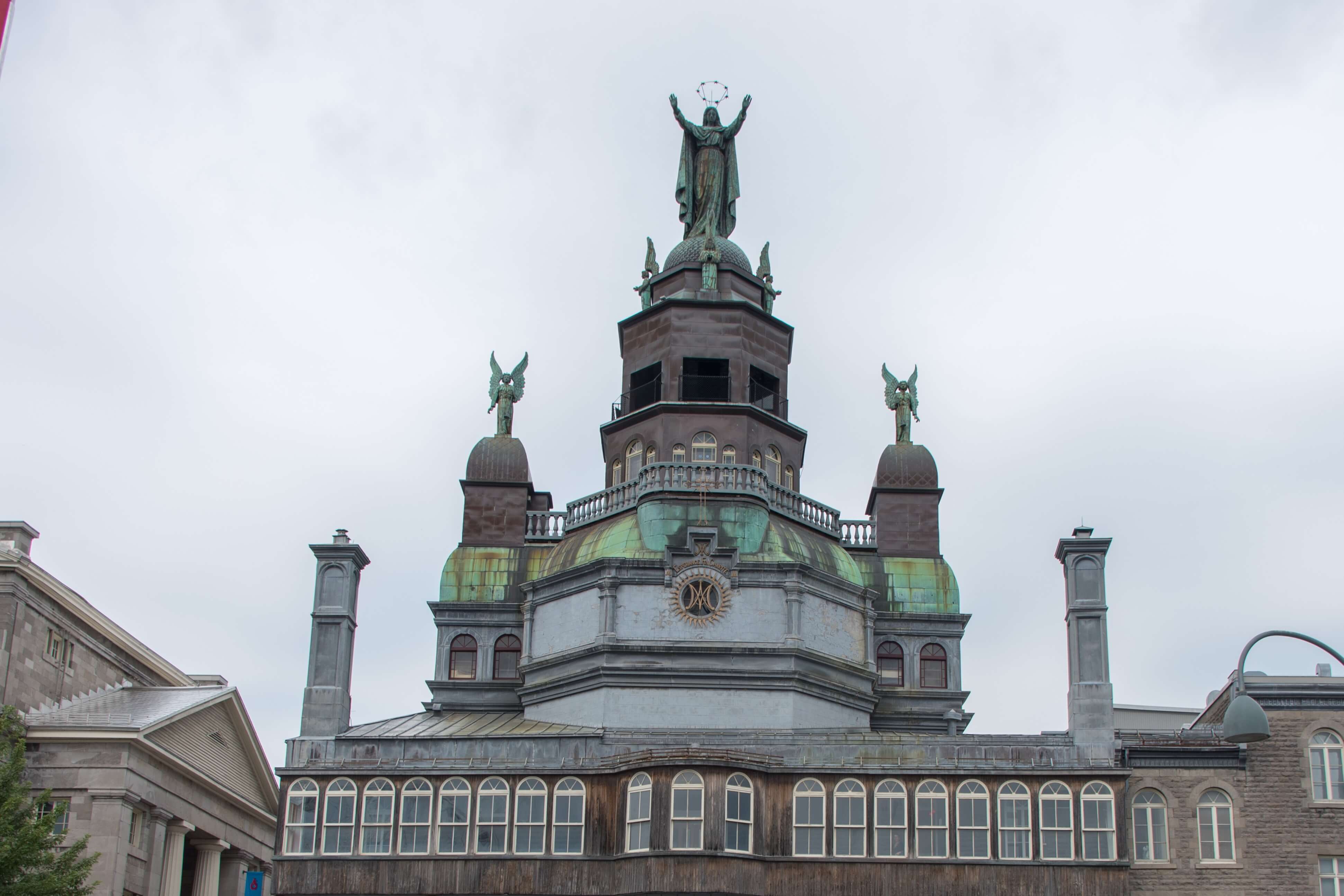 Kirche mit Statuen oben drauf