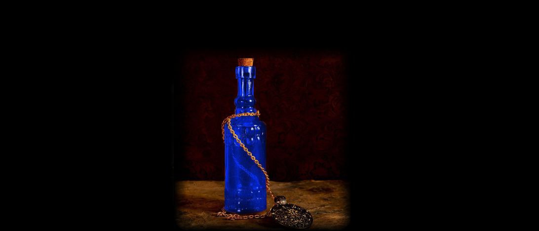 Blaues Fläschchen mit einer Kette
